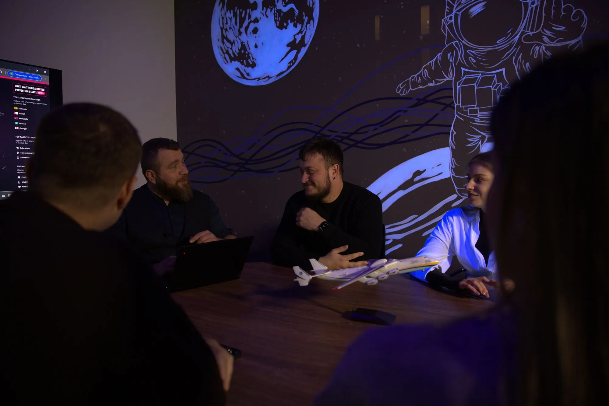 Іван сидить за столом з командою