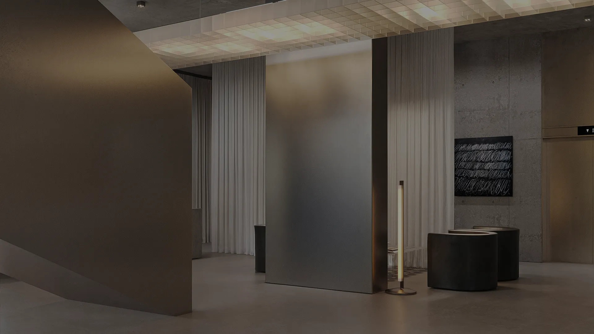 Мінімалістичний інтер'єр uготельного простору з бетонними стінами, білими завісами, чорними меблями, абстрактною чорною картиною на стіні та м'яким освітленням.