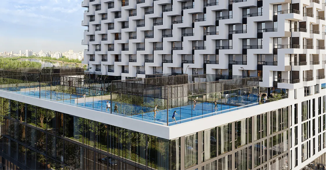 Вид на дах сучасного будинку з синім басейном для плавання, панорамою міста на горизонті, білою архітектурою з повторювальним рисунком балконів та зеленими рослинами.