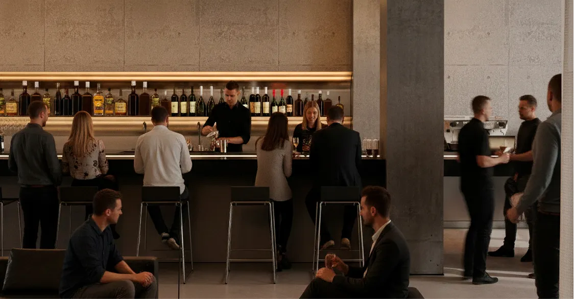 Інтер'єр сучасного барного простору з personer що замовляють у високої стійки з мідним підсвітленням, дерев'яних табуретів, полиць із пляшками спиртних напоїв та бетонних стін.