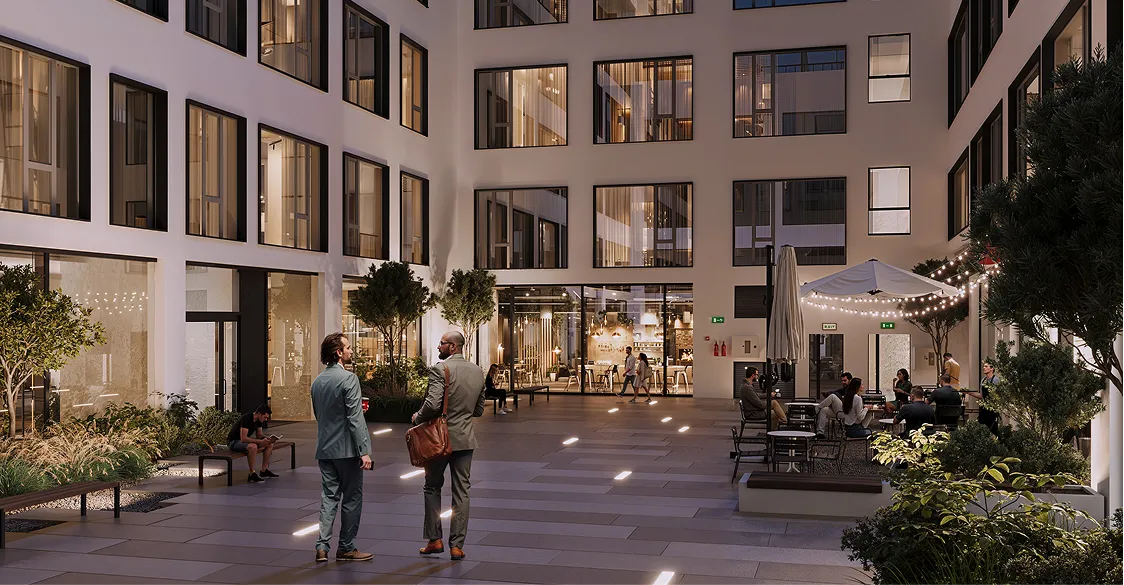Вечірня панорама внутрішнього патіо жилого комплексу з великими вікнами, рослинами, гірляндами, людьми на площадці, сучасним архітектурним дизайном та м'яким освітленням.
