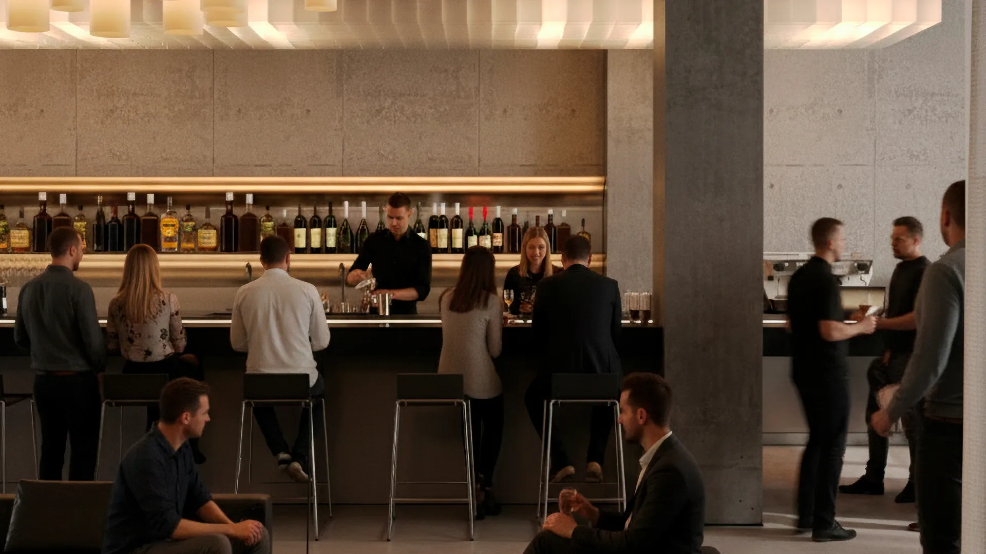 Інтер'єр сучасного барного простору з personer що замовляють у високої стійки з мідним підсвітленням, дерев'яних табуретів, полиць із пляшками спиртних напоїв та бетонних стін.