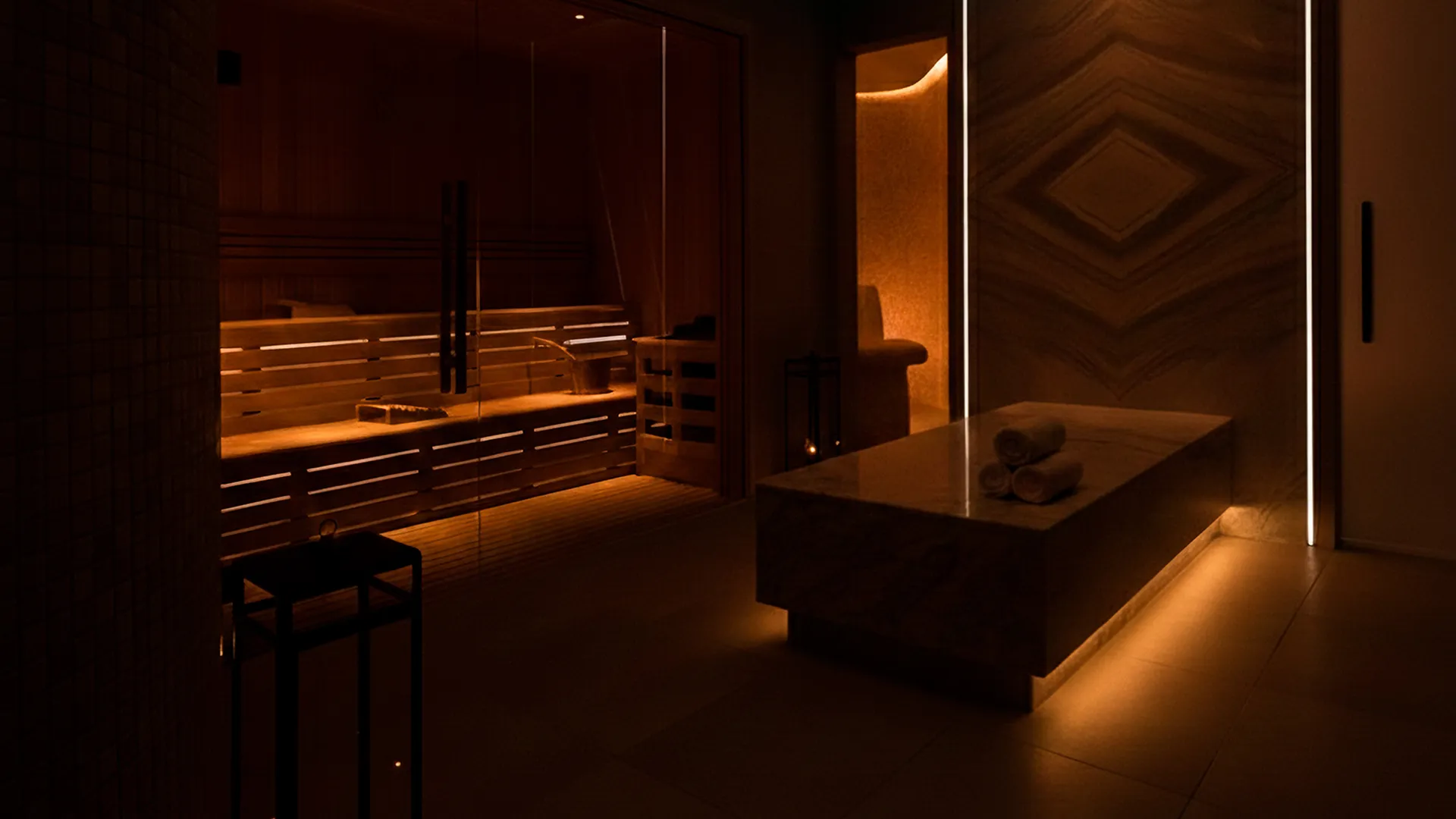 Інтер'єр сауни або спа-простору з гарячим оранжевим освітленням, дерев'яною лавкою, скляною перегородкою, геометричним малюнком на стіні, мінімалістичним дизайном та розслаблюючою атмосферою.
