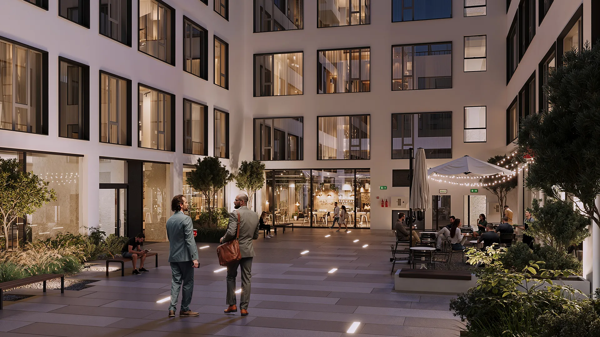 Вечірня панорама внутрішнього патіо жилого комплексу з великими вікнами, рослинами, гірляндами, людьми на площадці, сучасним архітектурним дизайном та м'яким освітленням.