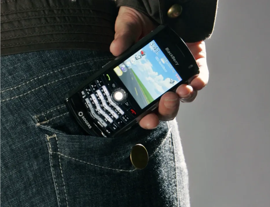 телефон кладуть у кишеню