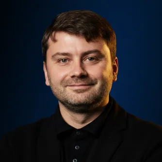 Портрет Віталія Горового на синьому фоні.