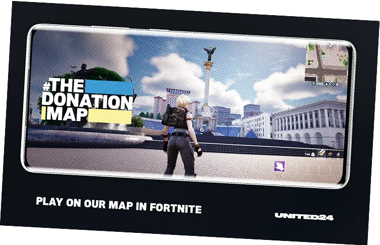 Гравець у Fortnite на карті з елементами, натхненними містом, з символікою #THE DONATION MAP. На екрані також інформація "PLAY ON OUR MAP IN FORTNITE" та логотип UNITED24.